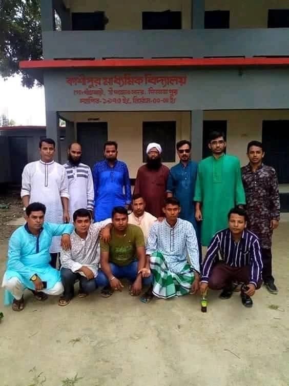 SSC 2002 — স্কুলের সামনে