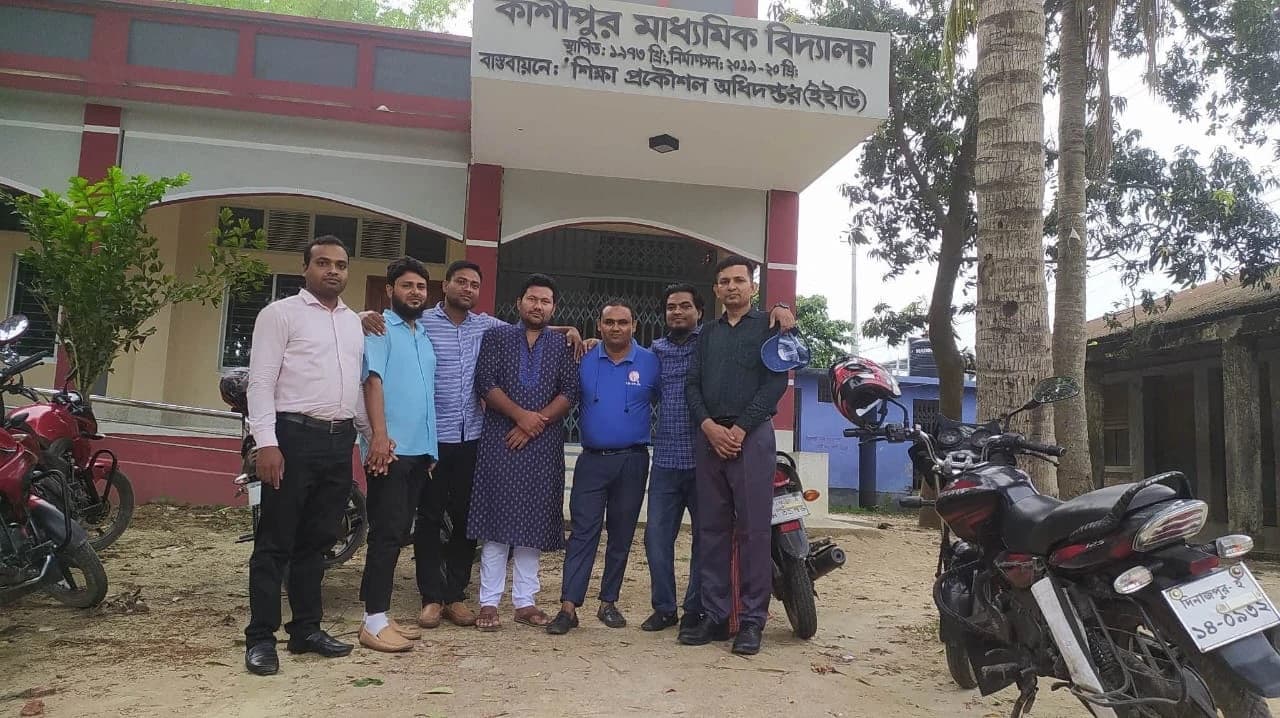 SSC 2004 — স্কুলের নতুন ভবনের সামনে